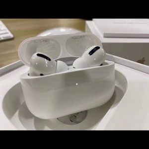 COPY - Apple AirPods Pro MagSafe charger case